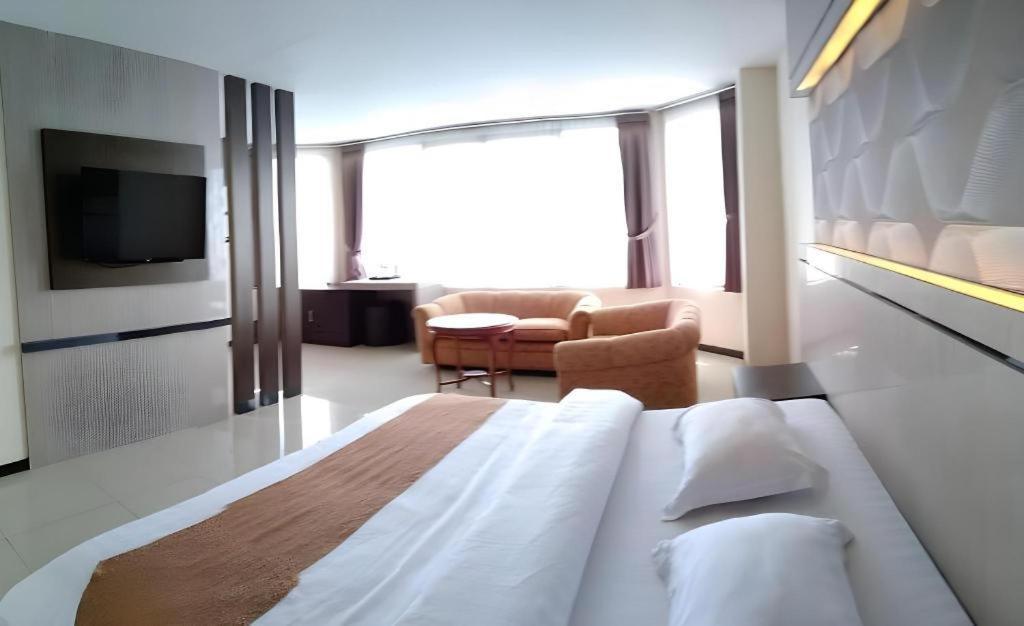 Alexander Hotel Tegal Екстер'єр фото