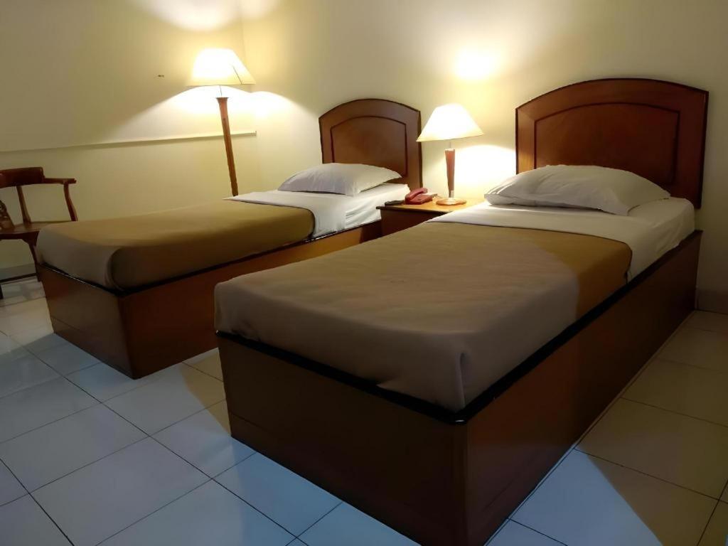 Alexander Hotel Tegal Екстер'єр фото