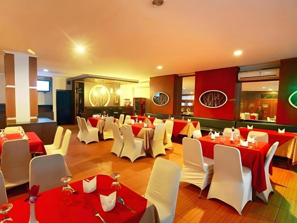 Alexander Hotel Tegal Екстер'єр фото
