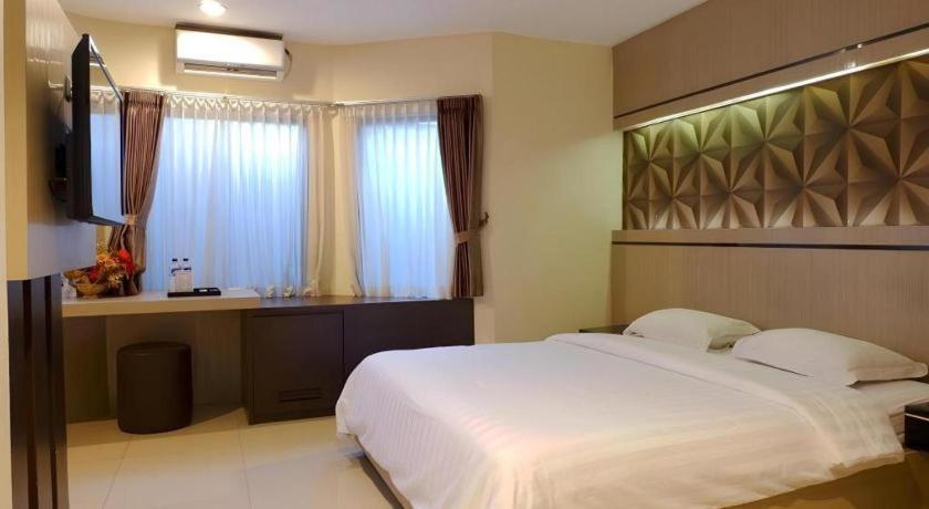 Alexander Hotel Tegal Екстер'єр фото