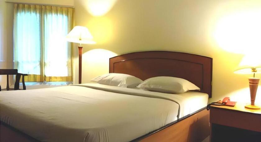 Alexander Hotel Tegal Екстер'єр фото