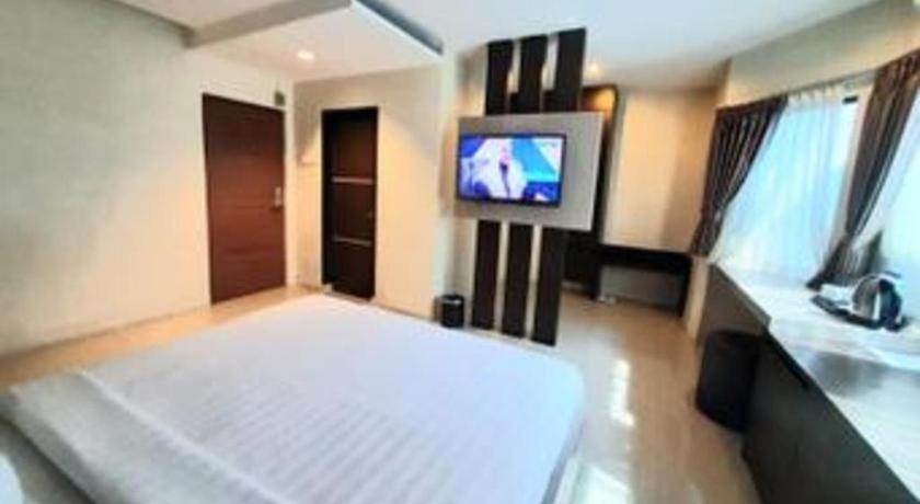 Alexander Hotel Tegal Екстер'єр фото