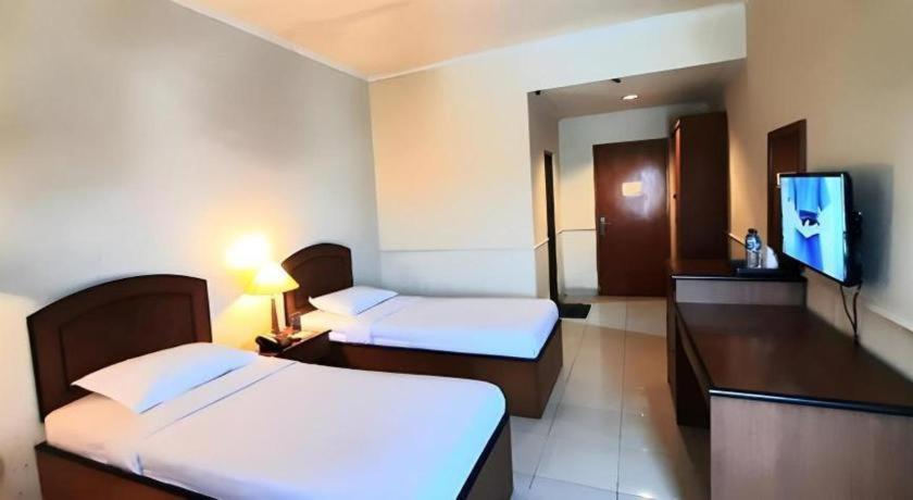 Alexander Hotel Tegal Екстер'єр фото