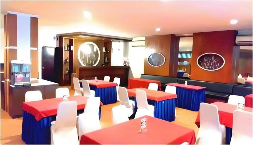 Alexander Hotel Tegal Екстер'єр фото